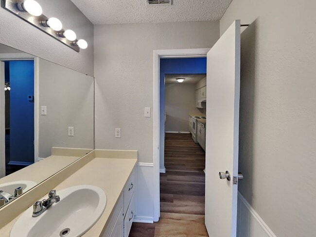 Building Photo - DARLING DUPLEX READY NOW!