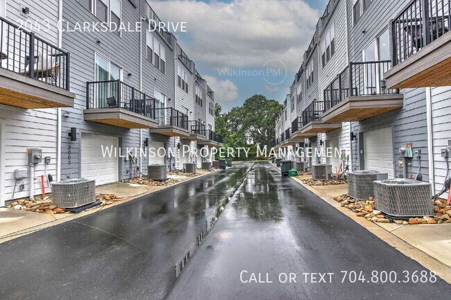 Building Photo - 2043 Clarksdale Dr