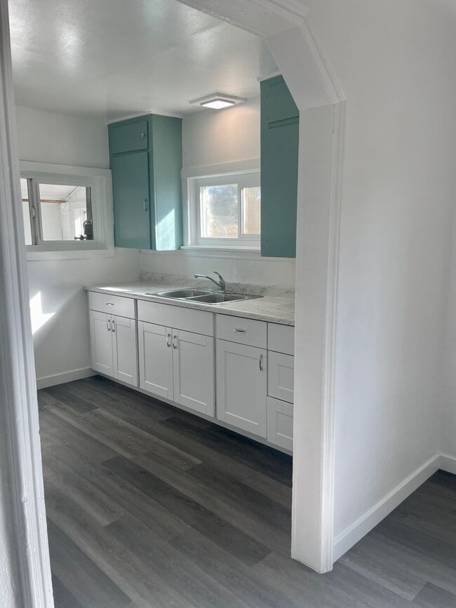Building Photo - Adorable 2 Bedroom 1 Bath