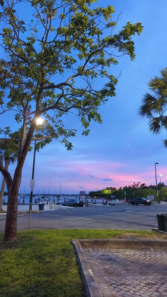 Building Photo - 2951 S Bayshore Dr