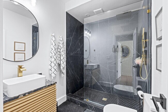 Building Photo - 715 Kaye St