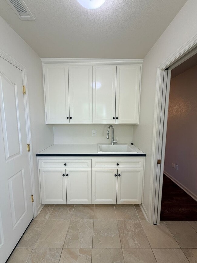 Building Photo - Beautiful Lakefront Home in the Vineyard! 55+ community