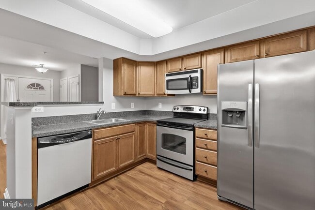 Building Photo - 1900 Lennox Dr