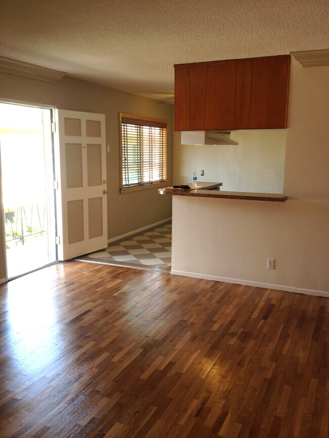 Dining area, dry bar and front entry. - 12946 Walsh Ave
