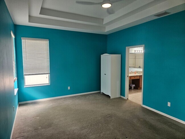 Building Photo - One-year lease starting in January, with free move-in for December.