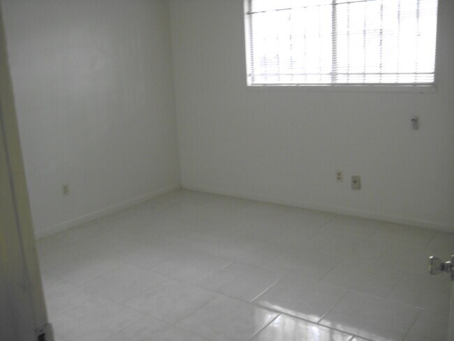 Master bed room - 959 W Nelda Rd