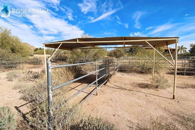 Building Photo - Stunning 2-beds, 2-baths Desert Retreat  in the highly desirable North Scottsdale area!