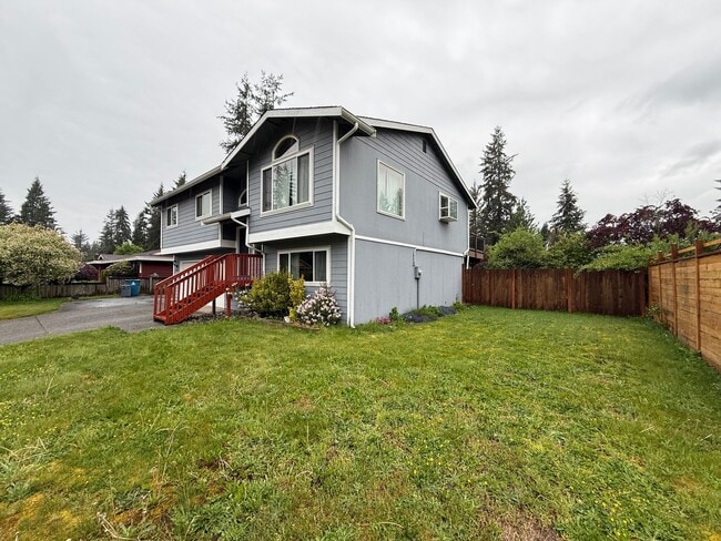 Building Photo - Beautiful Split-Entry 4 Bed 3 Bath Home Fully Fenced Yard