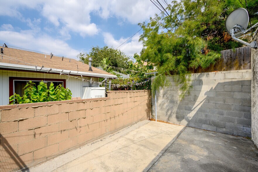 Building Photo - 1449 E Garfield Ave