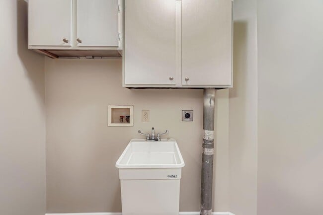 Building Photo - 475 Lawson Ave W