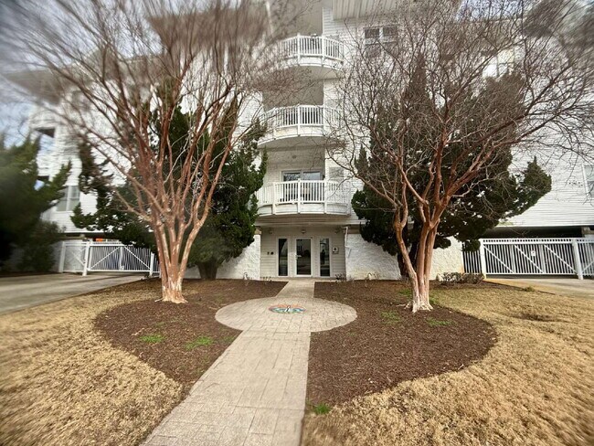 Building Photo - "Coastal Comfort: Spacious 2-Bedroom Condo Retreat in Virginia Beach"