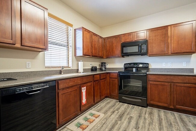 Building Photo - 928 E 6th St