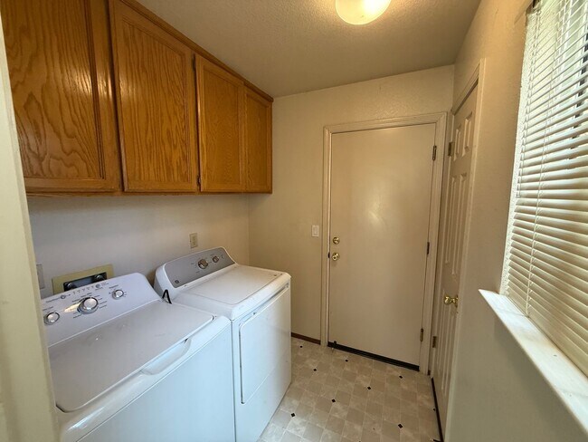 Building Photo - 6415 Shasta Creek Way