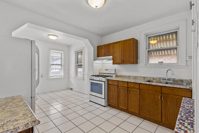 Kitchen - 5949 W Park Ave