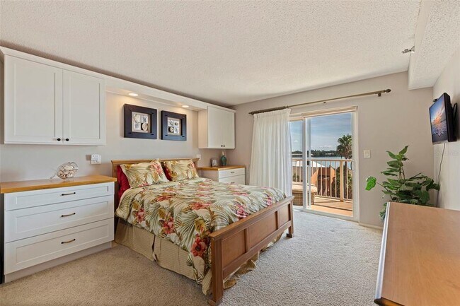 Building Photo - 7430 Sunshine Skyway Ln S