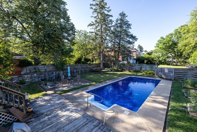 Building Photo - Historic Charm Meets Modern Comfort: Your Downtown Oasis Awaits!