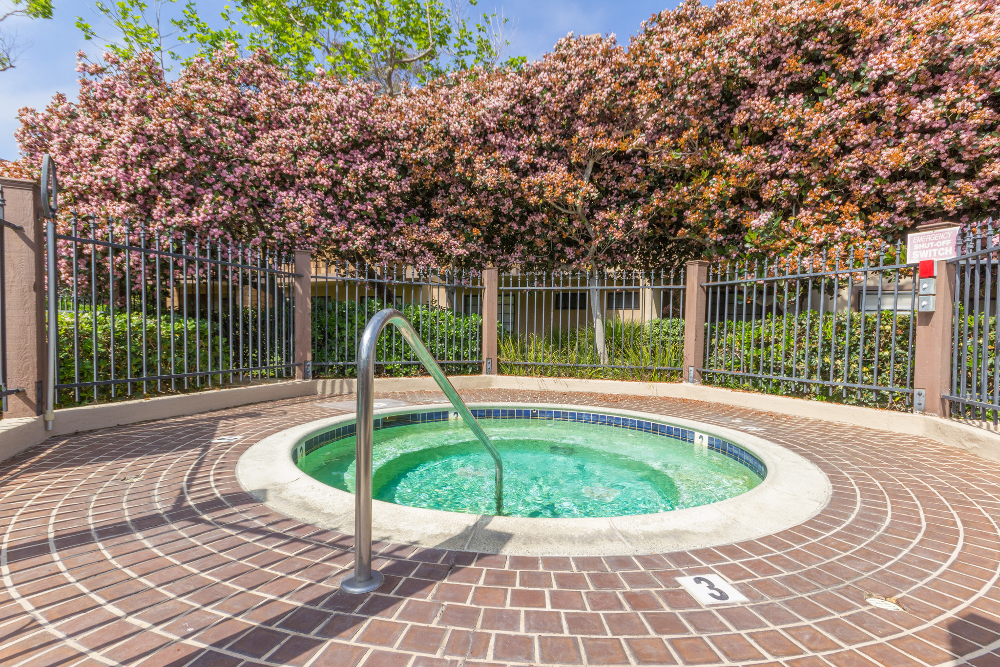 Hot tub - 8840 Villa La Jolla Dr