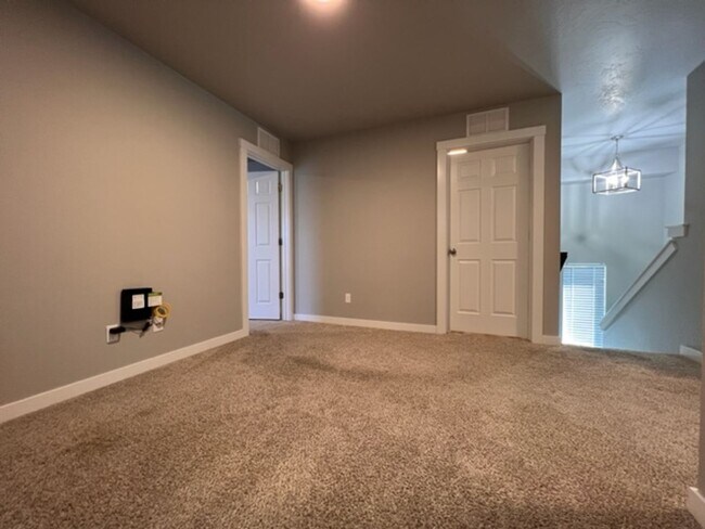 Building Photo - Beautiful Home Tucked In A Great Neighborhood