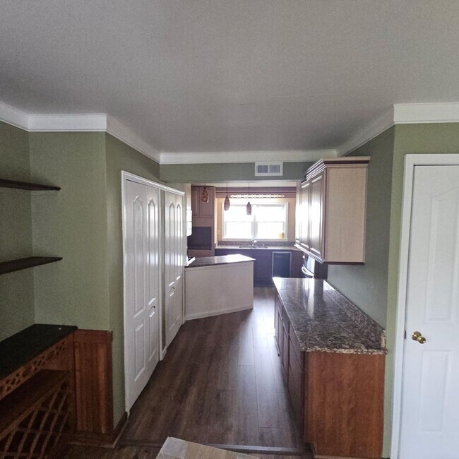 Building Photo - Elegant 5-Bedroom, 4-Bath Home with Expansive Living Spaces