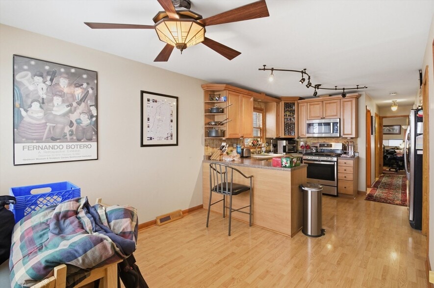 Building Photo - 5363 N Mont Clare Ave