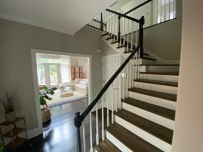 Building Photo - Dilworth home available immediately!