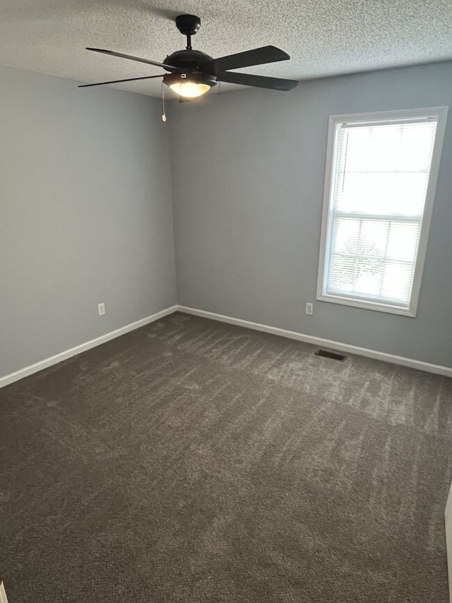 Building Photo - Great 3 Bed, 2 Bath Ranch home in Concord'...