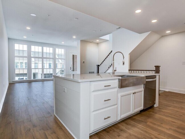 Building Photo - Luxury Townhome in the Heart of Cranberry Twp