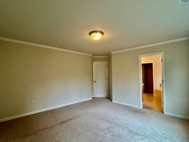 Building Photo - Spacious 5-Bedroom Home for Rent in Kenmore