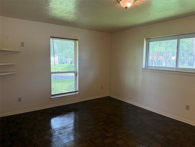 Building Photo - 3232 Parkwood Dr