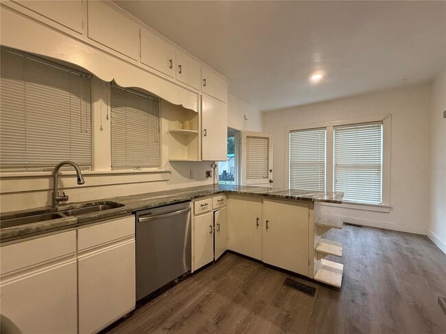 Building Photo - 317 3rd St NE