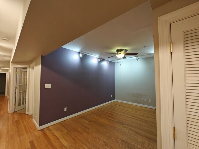Building Photo - Large 2 bedroom one level condo on first f...