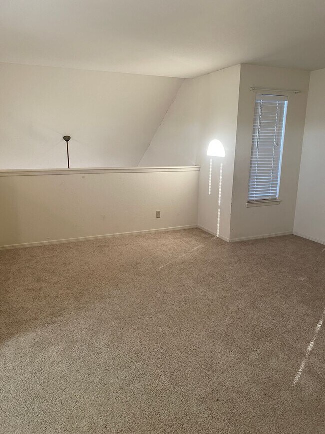 Building Photo - 2 bedroom 2 full bath loft condo, washer and dryer included