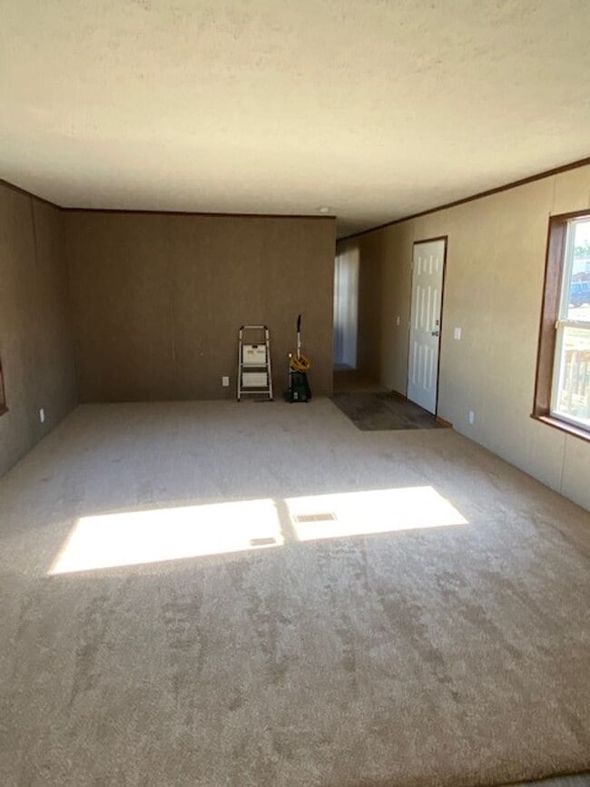 Building Photo - Nicely appointed 3bd/2ba Singlewide