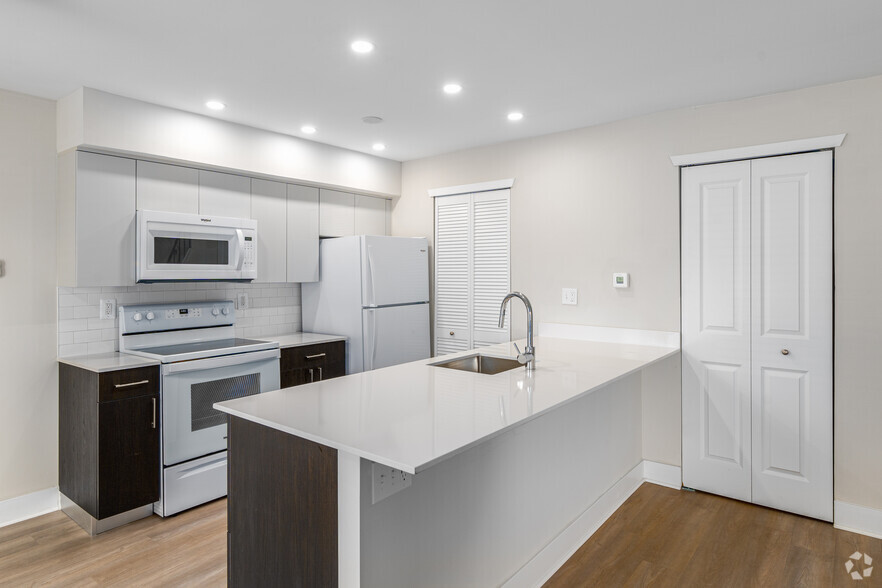 2 BR, 1 BA - 828SF - Kitchen - Buckingham Place