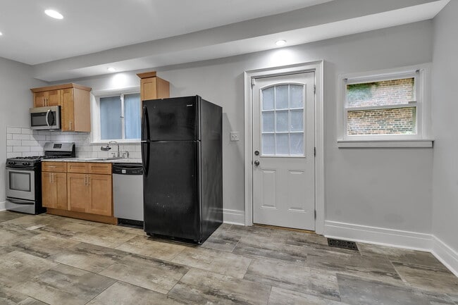 Building Photo - 105 Mariner St