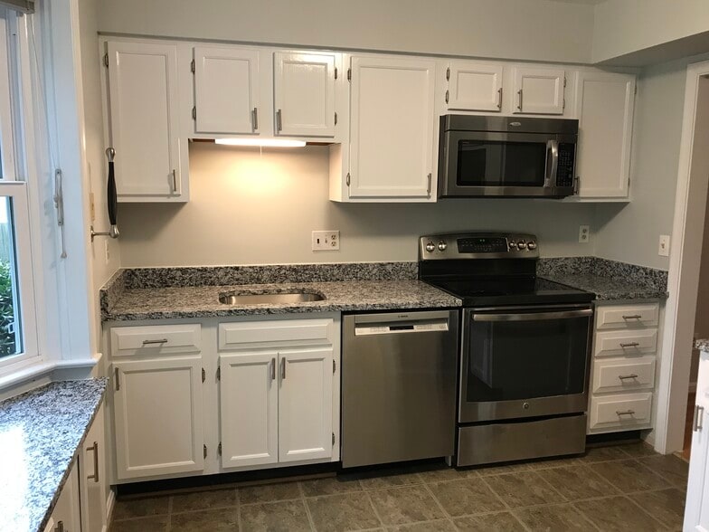 newly remodeled kitchen, granite countertops - 845 N Greenbrier St
