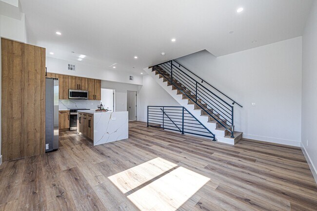 Building Photo - 4445 1/2 Auckland Ave