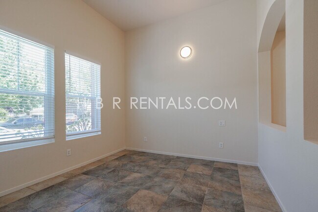 Building Photo - Charming 4-Bed, 2.5-Bath Home in Tracy’s E...