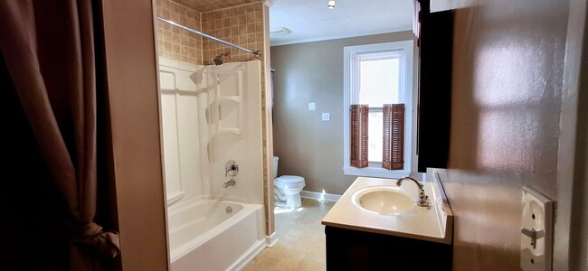 Building Photo - Short Term 2 Bed 1 bathroom Rowhome in Col...