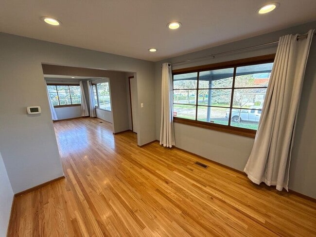 Building Photo - 610 Liberty St SE