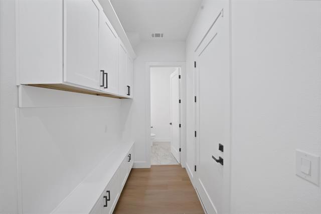 Building Photo - 302 E 7th St