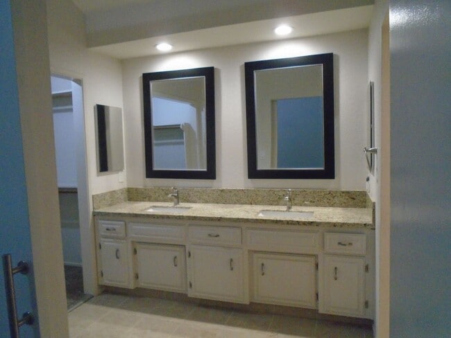 Building Photo - GORGEOUS IN THE OAKS !!!