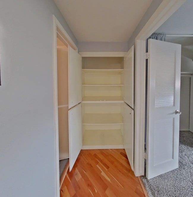 Building Photo - Spacious 1 Bedroom Condo in the Gated Park Bristol Community