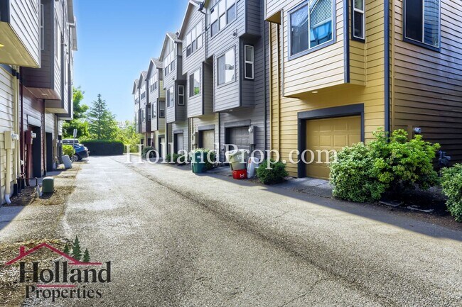 Building Photo - Modern Townhome Near MAX, Nike & High-Tech Corridor