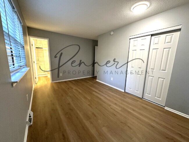 Building Photo - 805 NW Oxford Dr