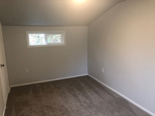 Building Photo - BEAUTIFUL TWO BEDROOM CHARMER LOCATED IN LONGVIEW