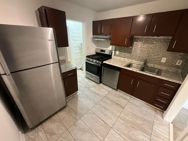 Building Photo - Beautiful 2 Bed 2.5 Bath Townhouse!