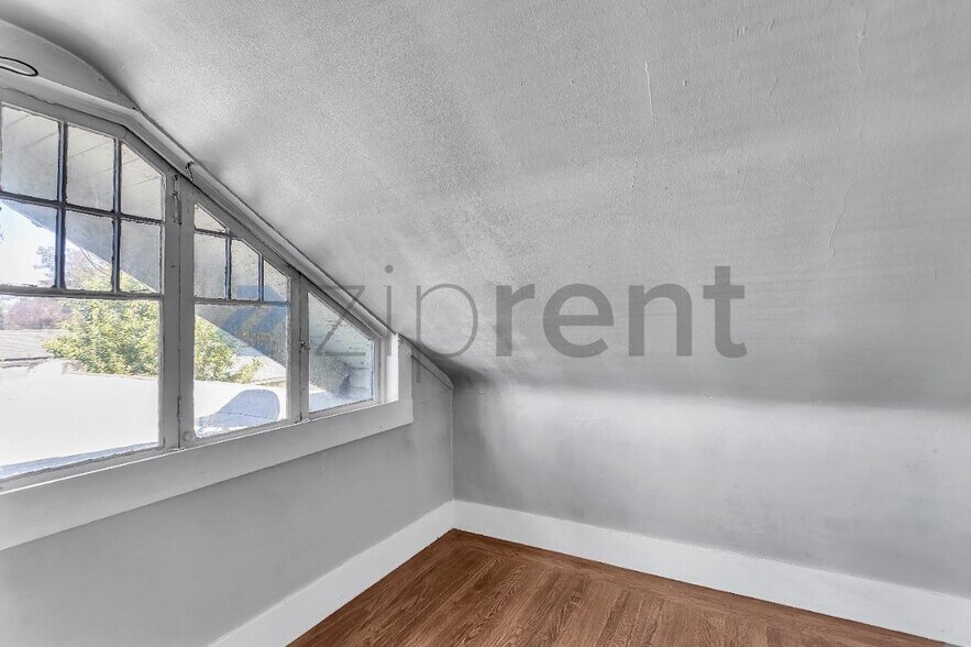 Building Photo - Unit 2