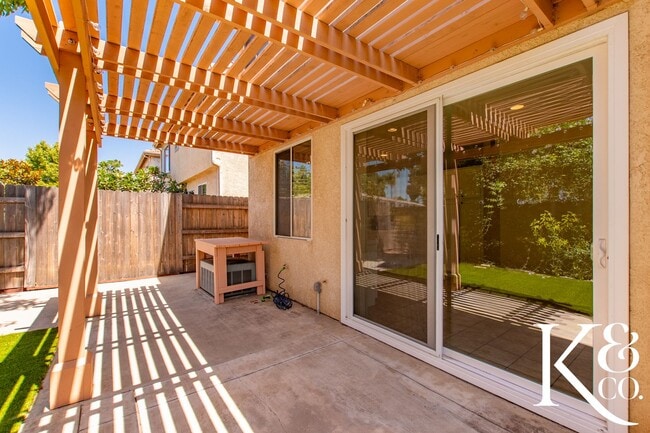 Building Photo - 549 Avenida Magdalena