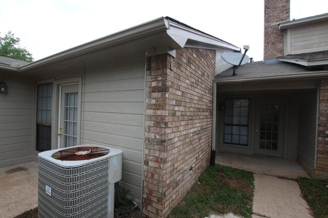 Building Photo - Coming Soon! 2 Bedroom 2 BathTownhome!